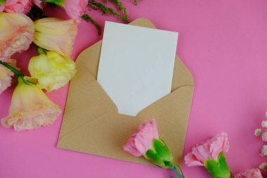 Üzerinde pembe gül tomurcukları olan üst görüntü, gypthe, huzurlu bir pastel arka planda mesaj, aşk ve romantik konsept için metin alanı ile birlikte.