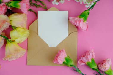 Üzerinde pembe gül tomurcukları olan üst görüntü, gypthe, huzurlu bir pastel arka planda mesaj, aşk ve romantik konsept için metin alanı ile birlikte.