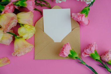 Üzerinde pembe gül tomurcukları olan üst görüntü, gypthe, huzurlu bir pastel arka planda mesaj, aşk ve romantik konsept için metin alanı ile birlikte.