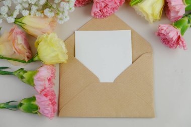 Üzerinde pembe gül tomurcukları olan üst görüntü, gypthe, huzurlu bir pastel arka planda mesaj, aşk ve romantik konsept için metin alanı ile birlikte.