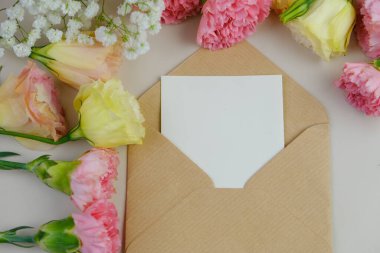 Üzerinde pembe gül tomurcukları olan üst görüntü, gypthe, huzurlu bir pastel arka planda mesaj, aşk ve romantik konsept için metin alanı ile birlikte.