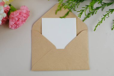 Üzerinde pembe gül tomurcukları olan üst görüntü, gypthe, huzurlu bir pastel arka planda mesaj, aşk ve romantik konsept için metin alanı ile birlikte.