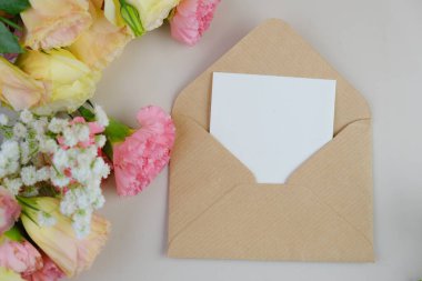 Üzerinde pembe gül tomurcukları olan üst görüntü, gypthe, huzurlu bir pastel arka planda mesaj, aşk ve romantik konsept için metin alanı ile birlikte.