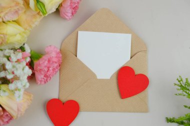 Üzerinde pembe gül tomurcukları olan üst görüntü, gypthe, huzurlu bir pastel arka planda mesaj, aşk ve romantik konsept için metin alanı ile birlikte.