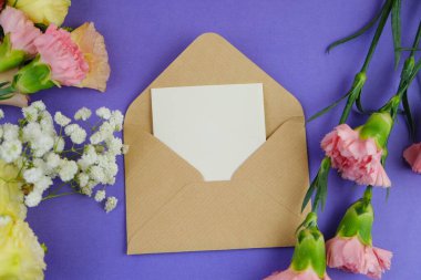 Üzerinde pembe gül tomurcukları olan üst görüntü, gypthe, huzurlu bir pastel arka planda mesaj, aşk ve romantik konsept için metin alanı ile birlikte.