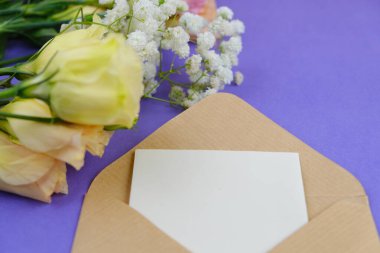 Üzerinde pembe gül tomurcukları olan üst görüntü, gypthe, huzurlu bir pastel arka planda mesaj, aşk ve romantik konsept için metin alanı ile birlikte.