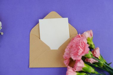 Üzerinde pembe gül tomurcukları olan üst görüntü, gypthe, huzurlu bir pastel arka planda mesaj, aşk ve romantik konsept için metin alanı ile birlikte.