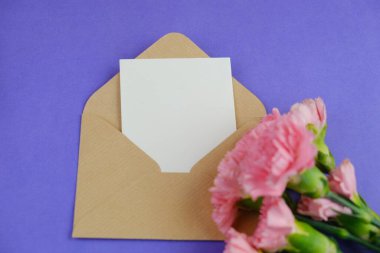 Üzerinde pembe gül tomurcukları olan üst görüntü, gypthe, huzurlu bir pastel arka planda mesaj, aşk ve romantik konsept için metin alanı ile birlikte.