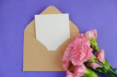 Üzerinde pembe gül tomurcukları olan üst görüntü, gypthe, huzurlu bir pastel arka planda mesaj, aşk ve romantik konsept için metin alanı ile birlikte.