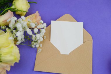 Üzerinde pembe gül tomurcukları olan üst görüntü, gypthe, huzurlu bir pastel arka planda mesaj, aşk ve romantik konsept için metin alanı ile birlikte.