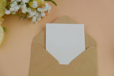 Üzerinde pembe gül tomurcukları olan üst görüntü, gypthe, huzurlu bir pastel arka planda mesaj, aşk ve romantik konsept için metin alanı ile birlikte.