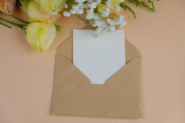 Üzerinde pembe gül tomurcukları olan üst görüntü, gypthe, huzurlu bir pastel arka planda mesaj, aşk ve romantik konsept için metin alanı ile birlikte.