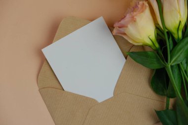 Üzerinde pembe gül tomurcukları olan üst görüntü, gypthe, huzurlu bir pastel arka planda mesaj, aşk ve romantik konsept için metin alanı ile birlikte.