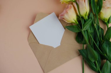 Üzerinde pembe gül tomurcukları olan üst görüntü, gypthe, huzurlu bir pastel arka planda mesaj, aşk ve romantik konsept için metin alanı ile birlikte.