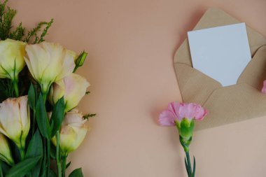 Üzerinde pembe gül tomurcukları olan üst görüntü, gypthe, huzurlu bir pastel arka planda mesaj, aşk ve romantik konsept için metin alanı ile birlikte.