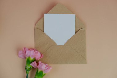 Üzerinde pembe gül tomurcukları olan üst görüntü, gypthe, huzurlu bir pastel arka planda mesaj, aşk ve romantik konsept için metin alanı ile birlikte.