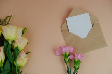 Üzerinde pembe gül tomurcukları olan üst görüntü, gypthe, huzurlu bir pastel arka planda mesaj, aşk ve romantik konsept için metin alanı ile birlikte.