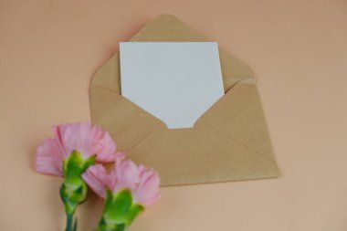 Üzerinde pembe gül tomurcukları olan üst görüntü, gypthe, huzurlu bir pastel arka planda mesaj, aşk ve romantik konsept için metin alanı ile birlikte.