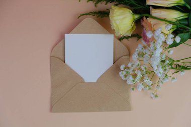 Üzerinde pembe gül tomurcukları olan üst görüntü, gypthe, huzurlu bir pastel arka planda mesaj, aşk ve romantik konsept için metin alanı ile birlikte.