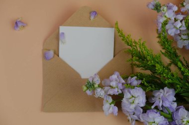 Üzerinde pembe gül tomurcukları olan üst görüntü, gypthe, huzurlu bir pastel arka planda mesaj, aşk ve romantik konsept için metin alanı ile birlikte.