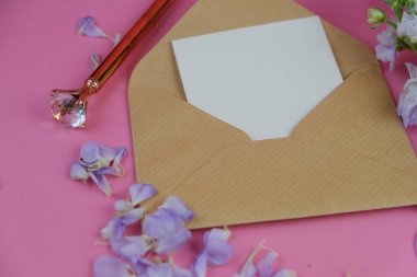 Sade arka planda güzel kırmızı güller, üst manzara. Metin için boşluk