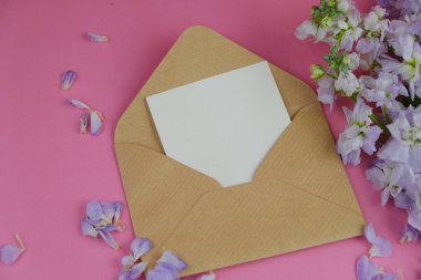 Sade arka planda güzel kırmızı güller, üst manzara. Metin için boşluk