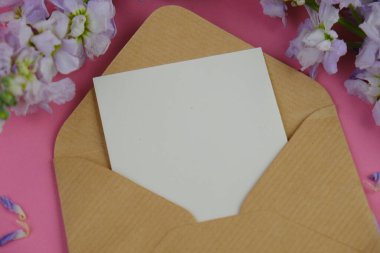 Sade arka planda güzel kırmızı güller, üst manzara. Metin için boşluk