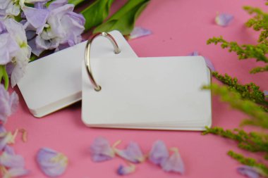 Sade arka planda güzel kırmızı güller, üst manzara. Metin için boşluk