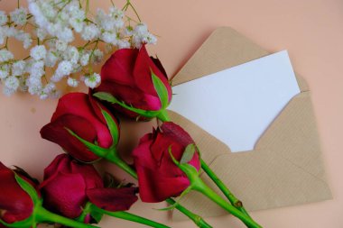 Sade arka planda güzel kırmızı güller, üst manzara. Metin için boşluk