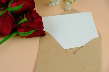 Sade arka planda güzel kırmızı güller, üst manzara. Metin için boşluk