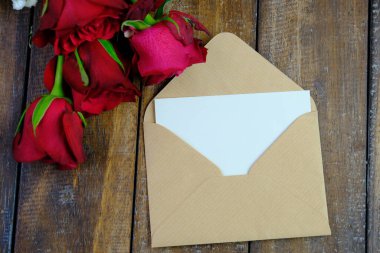 Sade arka planda güzel kırmızı güller, üst manzara. Metin için boşluk