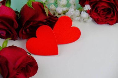 Sade arka planda güzel kırmızı güller, üst manzara. Metin için boşluk