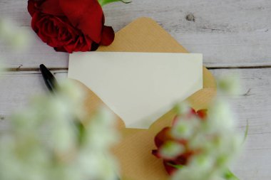 Sade arka planda güzel kırmızı güller, üst manzara. Metin için boşluk