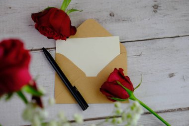 Sade arka planda güzel kırmızı güller, üst manzara. Metin için boşluk