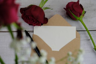 Sade arka planda güzel kırmızı güller, üst manzara. Metin için boşluk