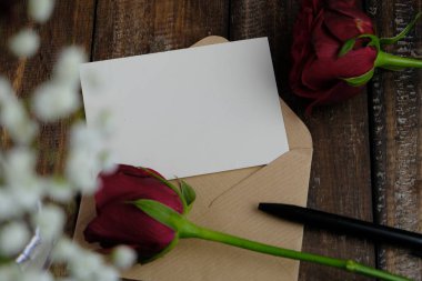 Sade arka planda güzel kırmızı güller, üst manzara. Metin için boşluk