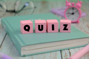 Renkli ahşap bloklar üzerine bir sınav. quiz ya da quiz oyunlarına cevap verme kavramı