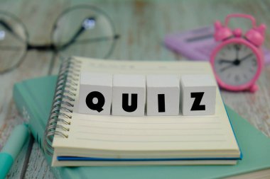 Renkli ahşap bloklar üzerine bir sınav. quiz ya da quiz oyunlarına cevap verme kavramı