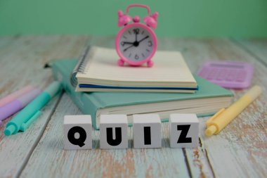 Renkli ahşap bloklar üzerine bir sınav. quiz ya da quiz oyunlarına cevap verme kavramı