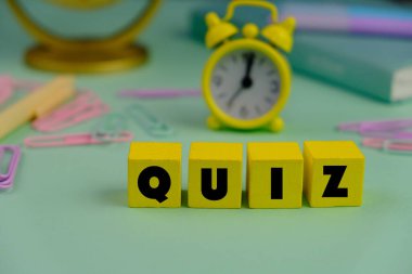 Renkli ahşap bloklar üzerine bir sınav. quiz ya da quiz oyunlarına cevap verme kavramı