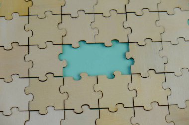 Metin alanı için boş bir not defterinin düz uzantısı. Pembe arka planda metin alanı olan eğitici bir kavram. kalem, alarm saati ve hesap makinesi gibi sarı araçlarla çevrelenmiş