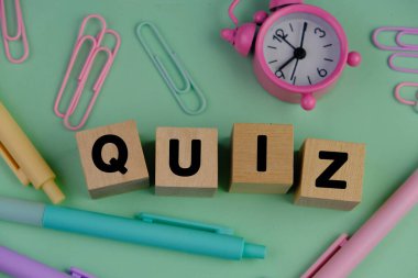 Renkli ahşap bloklar üzerine bir sınav. quiz ya da quiz oyunlarına cevap verme kavramı