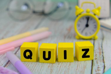 Renkli ahşap bloklar üzerine bir sınav. quiz ya da quiz oyunlarına cevap verme kavramı