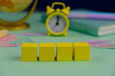 Tahta blok, alarm saati ve metin uzayı kavramının şablonu yok. iş kavramı