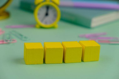 Tahta blok, alarm saati ve metin uzayı kavramının şablonu yok. iş kavramı