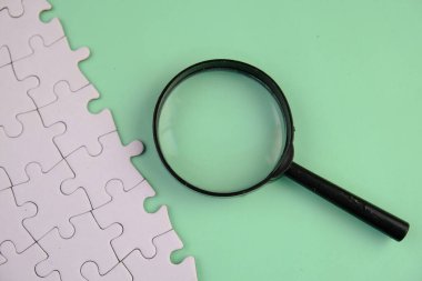 Metin alanı için boş bir not defterinin düz uzantısı. Pembe arka planda metin alanı olan eğitici bir kavram. kalem, alarm saati ve hesap makinesi gibi sarı araçlarla çevrelenmiş