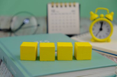 Tahta blok, alarm saati ve metin uzayı kavramının şablonu yok. iş kavramı