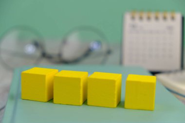 Tahta blok, alarm saati ve metin uzayı kavramının şablonu yok. iş kavramı