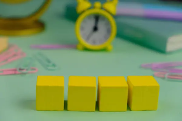 Tahta blok, alarm saati ve metin uzayı kavramının şablonu yok. iş kavramı