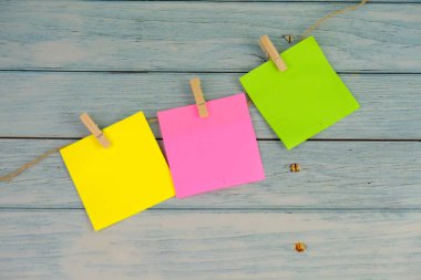 Metin alanı için boş bir not defterinin düz uzantısı. Pembe arka planda metin alanı olan eğitici bir kavram. kalem, alarm saati ve hesap makinesi gibi sarı araçlarla çevrelenmiş